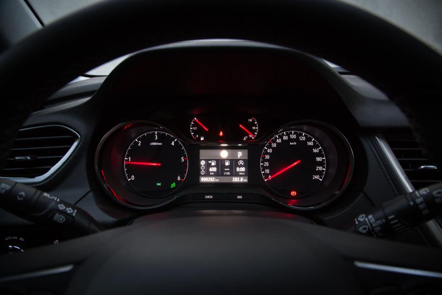 Панель приборов Opel Grandland X Turbo D 2017 года  (фото 36 из 42)